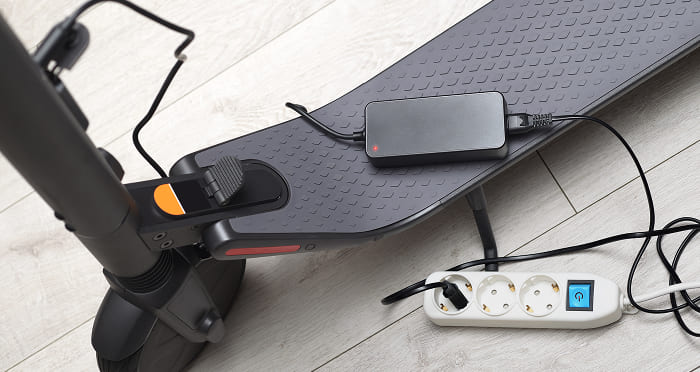 Как правильно заряжать электросамокат